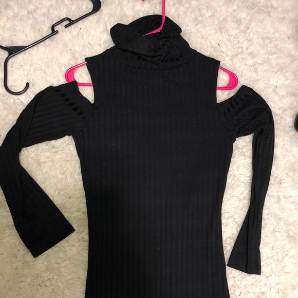 Turtle neck open shoulder dress - Picture 2 of 3